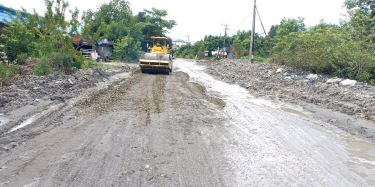 FOTO: IST/MATA KALTENG - Perbaikan ruas jalan Kuala Kurun-Palangka Raya mulai dilakukan oleh kontraktor yang ditunjuk oleh PBS, Rabu 12 Januari 2022.