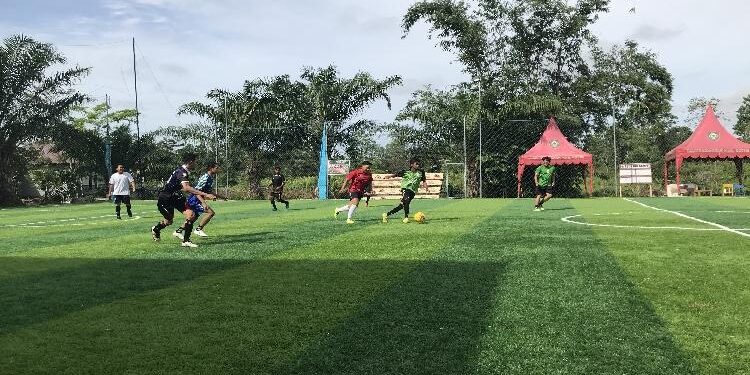 FOTO: DIAN TARESA/MATA KALTENG - Sejumlah pemuda saat bermain mini soccer, Sabtu 1 Januari 2022.