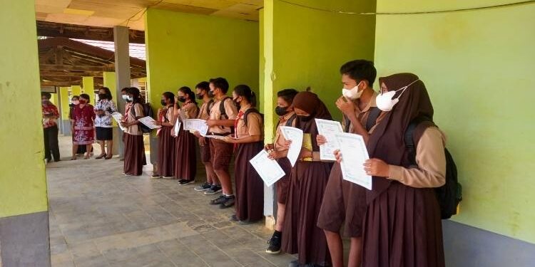 FOTO : IST/MATA KALTENG - Suasana pembagian raport di salah satu sekolah di Kotim.