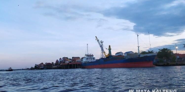 FOTO : IST/MATA KALTENG - Salah satu kapal yang bersandar di pelabuhan Sampit, Kotim.