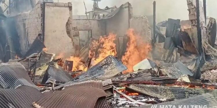 FOTO : IST/MATAKALTENG - Reruntuhan bangunan yang terbakar di Pasar Pundu