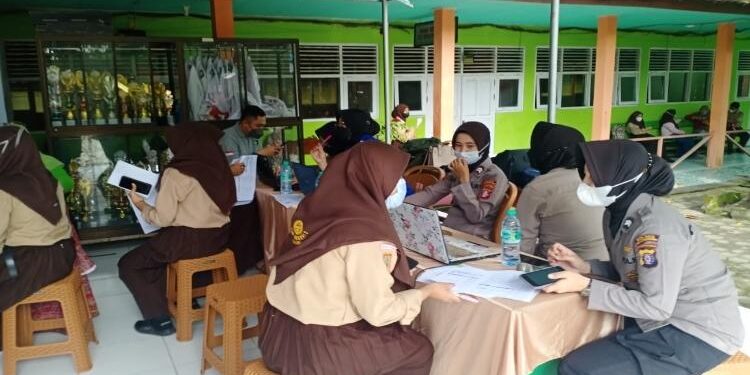 FOTO : IST/MATA KALTENG - Pelaksanaan vaksinasi di salah satu sekolah di Kota Sampit belum lama ini.