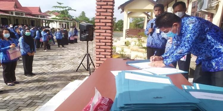 FOTO : IST/MATA KALTENG - Penandatanganan surat perjanjian kerja oleh sejumlah guru Kontrak di Kotim.