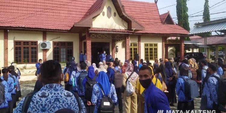 FOTO : IST/MATA KALTENG - Sejumlah guru kontrak di Kotim saat penandatangan SPK.