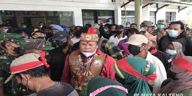 FOTO: DIAN TARESA/MATA KALTENG - Ketua Umum LSM Betang Hagantang Kalteng, Karliansyah (baju merah) penuh kecewa