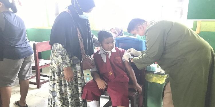FOTO : DIAN TARESA/MATA KALTENG - Vaksinasi pelajar di SDN 9 Baamang Hilir.