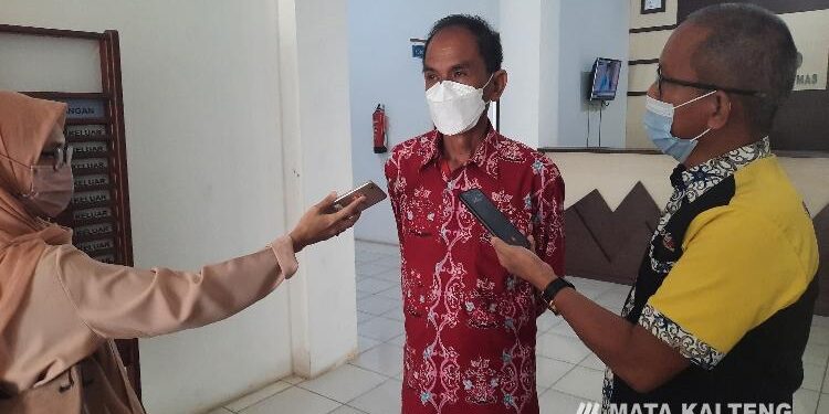 FOTO : SID/MATA KALTENG - Ketua Komisi I DPRD Kabupaten Gumas H Gumer (tengah) ketika diwawancarai wartawan.