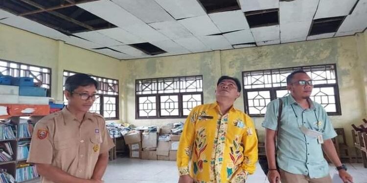 FOTO : IST/MATAKALTENG - Wakil Ketua I DPRD Katingan, Nanang Suriansyah saat meninjau kondisi bangunan SDN 1 Mendawai