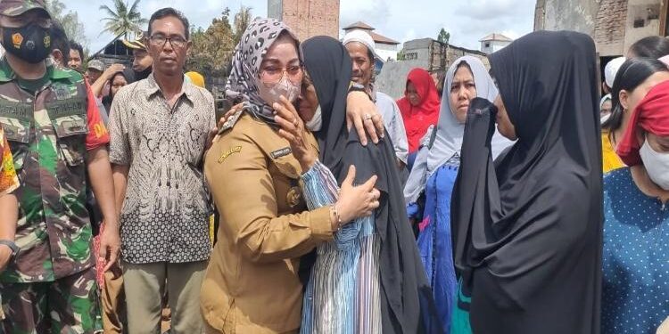 FOTO: IST/MATAKALTENG - Wakil Bupati Kotim Irawati saat memeluk salah satu warga terdampak kebakaran Pasar Pundu Kecamatan Cempaga Hulu, Selasa 4 Januari 2022.