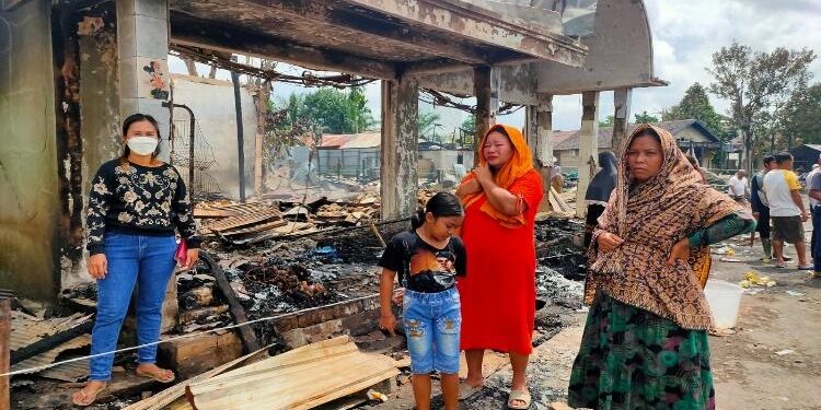 FOTO : IST/MATAKALTENG - Sejumlah warga saat melihat kondisi tempat kebakaran, Senin 10 Januari 2022.