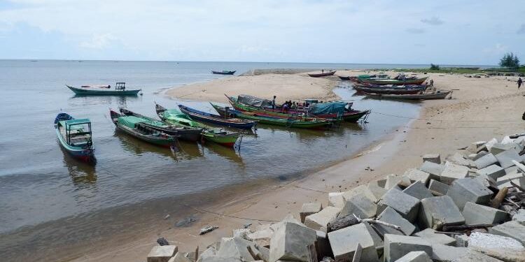 FOTO : IST/MATAKALTENG - Perahu nelayan yang sandar di Pantai Ujung Pandaran, Kecamatan Teluk Sampit, Senin 10 Januari 2022.