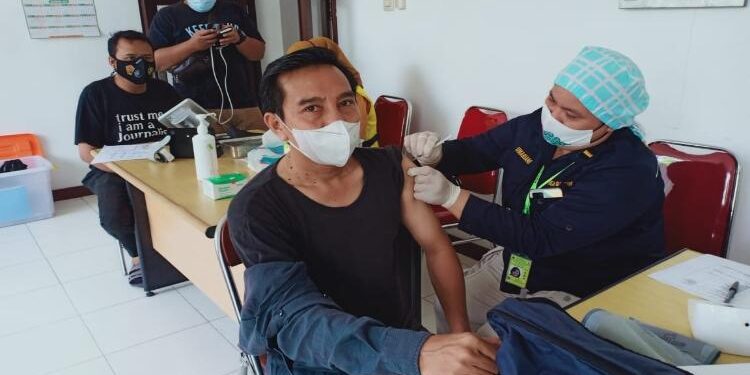 FOTO: IST/MATAKALTENG - Pelaksanaan vaksinasi booster kepada wartawan dan keluarga besar PWI Kalteng, Sabtu 22 Januari 2022.