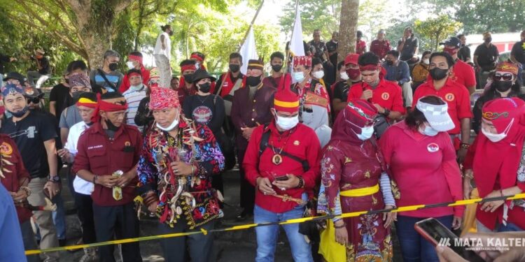FOTO: IST/MATAKALTENG - Koalisi ormas Kalteng saat berkumpul di Tugu Soekarno, Palangka Raya, Senin 24 Januari 2022.