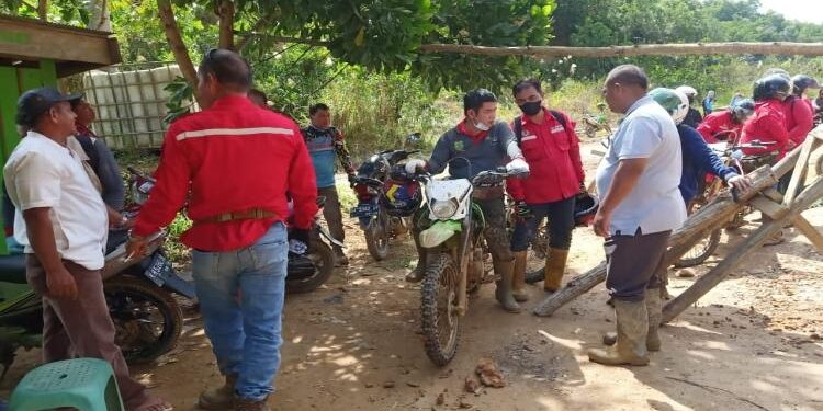 FOTO: IST/MATAKALTENG - Bupati Bartim, Ampera AY Mebas saat melakukan kunjungan kerja menggunakan sepeda motor trail, melihat pembangunan di pelosok desa Bartim.