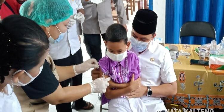 FOTO : IST/MATAKALTENG - Bupati Lamandau menggendong anak saat hendak di vaksin