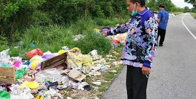 FOTO : IST/MATAKALTENG - Sekretaris Komisi II DPRD Katingan Firdaus, bersama anggota dewan lainnya, saat melakukan pengecekan sampah yang berserakan di bahu jalan.