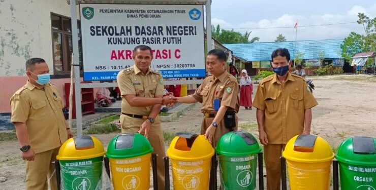 FOTO : IST/MATAKALTENG - Lurah Pasir Putih, Kecamatan Mentawa Baru Ketapang, Kabupaten Kotim menyerahkan bantuan bak sampah kepada SDN Kunjung Pasir Putih, Selasa 11 Januari 2022.