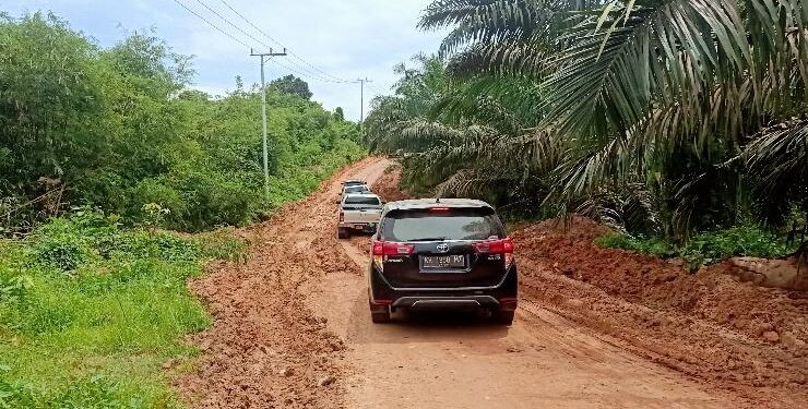 FOTO : RAFI/MATAKALTENG - Tampak kerusakan jalan menuju Desa Tumbang Boloi, Kecamatan Telaga Antang, Kabupaten Kotim, Sabtu 15 Januari 2022.