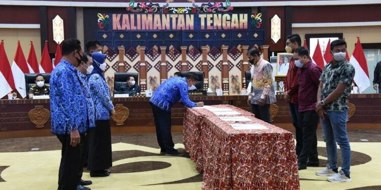 FOTO: IST/MATAKALTENG - Penandatanganan Kontrak Pengadaan Barang dan Jasa Secara Serentak di Provinsi Kalimantan Tengah, di Aula Jayang Tingang, Kantor Gubernur, Senin 17 Januari 2022.