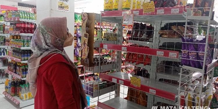 FOTO : DEVIANA/MATAKALTENG - Salah satu warga saat mencari minyak goreng dengan harga murah, Kamis 21 Januari 2022.