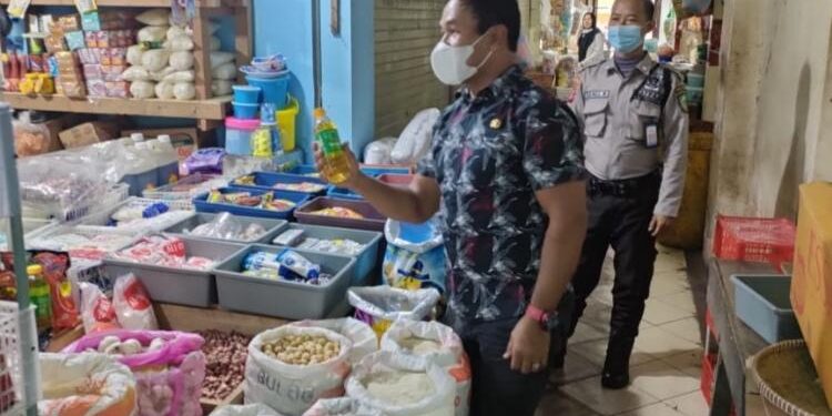 FOTO : IST/MATAKALTENG - Petugas dari Disperdagin Kotim saat memantau harga minyak goreng di pasar PPM Sampit, Jumat 21 Januari 2022.