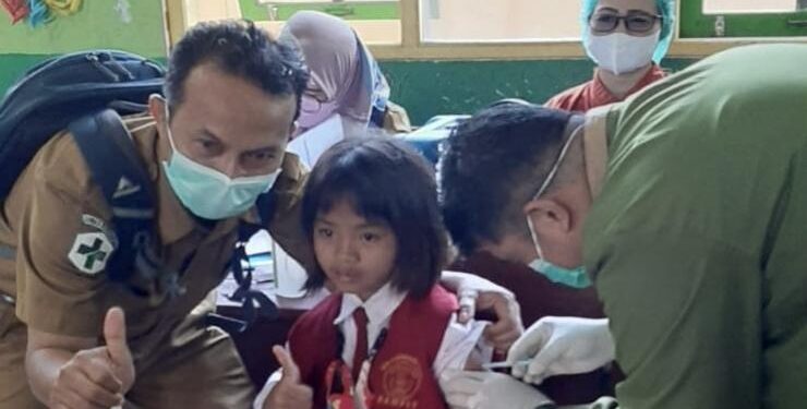FOTO : DIAN TARESA/MATA KALTENG - Vaksinasi anak usia 6 hingga 11 tahun di Kota Sampit.