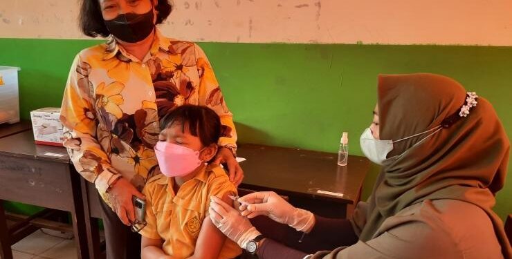 FOTO : IST/MATA KALTENG - Sejumlah murid SD ketika disuntik vaksin oleh petugas kesehatan dari Puskesmas Tampang Tumbang Anjir, pekan lalu.
