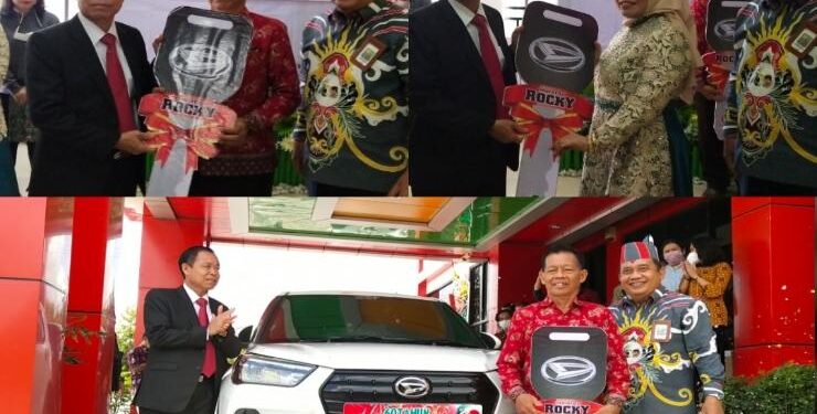 FOTO : ANR/MATAKALTENG - Bupati Katingan Sakariyas, didampingi Pimpinan Bank Kalteng Cabang Kasongan Empas S Umar, saat menyerahkan hadiah utama mobil dan hadiah lainnya kepada nasabah.