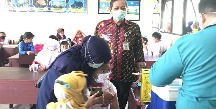 FOTO : DIAN TARESA/MATA KALTENG - Plt Kepala Dinas Kesehatan Kabupaten Kotim, Umar Kaderi memantau proses Vaksinasi anak usia 6-11 tahun di salah satu sekolah di Sampit.