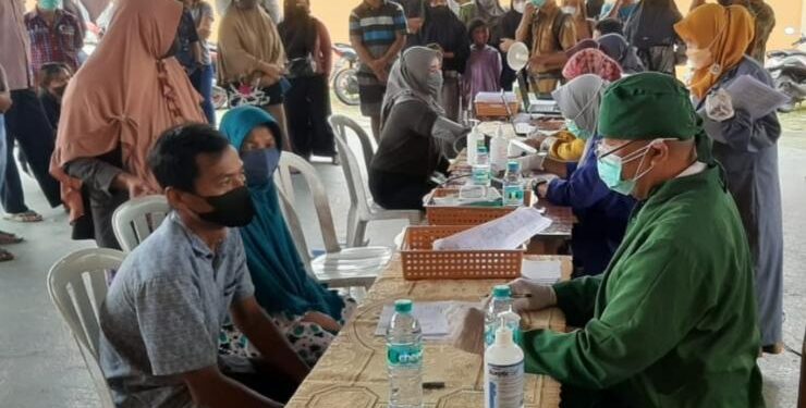 FOTO : IST/MATA KALTENG - Puluhan warga antre untuk mendapatkan vaksin Covid-19 di Kota Sampit, Kabupaten Kotawaringin Timur.
