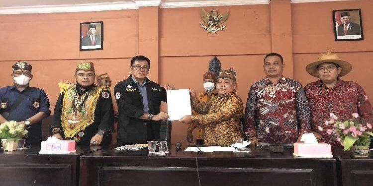 FOTO : DIAN TARESA/MATA KALTENG - Pengurus DAD Kotim serta masyarakat adat Dayak Kotim melakukan pernyataan sikap, Senin 24 Januari 2022.