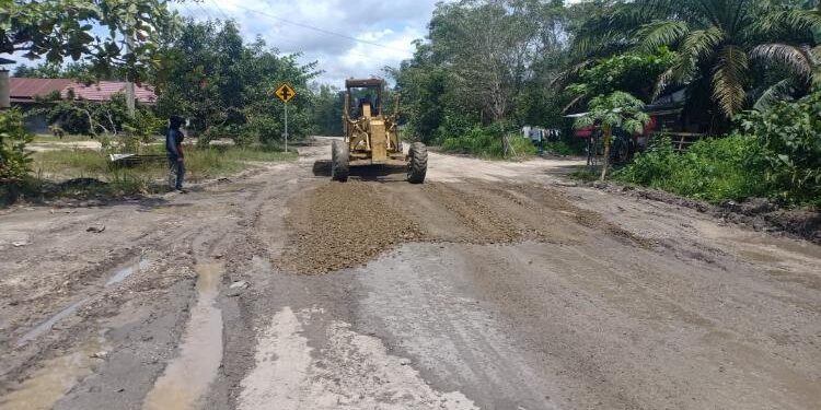 FOTO : IST/MATA KALTENG - Alat berat dan material sudah dipersiapkan untuk memperbaiki ruas jalan Kuala Kurun-Palangka Raya. Salah satunya di Desa Rangan Tate, Kecamatan Mihing Raya, Rabu 12 Januari 2022.