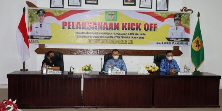 FOTO : IST/MATA KALTENG - Ketua DPRD Kabupaten Gumas Akerman Sahidar (ujung kiri) ketika menghadiri kick off penandatanganan kontrak pengadaan barang/jasa tahun 2022, Senin 17 Januari 2022 lalu.