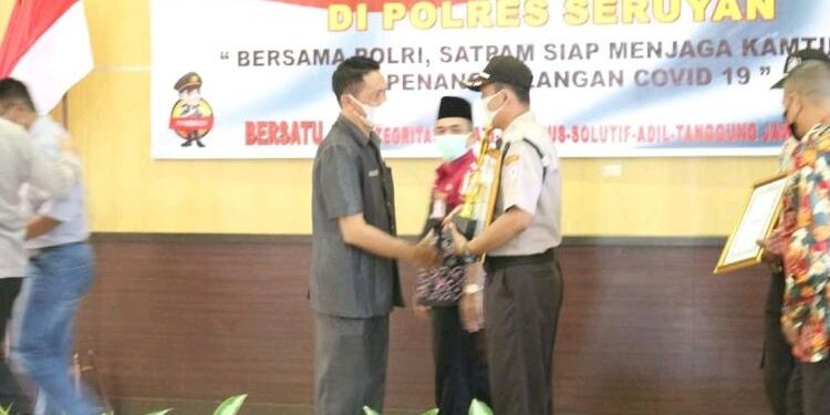 FOTO: IST/MATA KALTENG: Wakil Ketua I DPRD Seruyan, Bambang Yantoko (kiri) saat memberikan penghargaan kepada satpam berprestasi dalam rangkaian acara peringatan HUT Satpam ke-41 di Mapolres Seruyan baru-baru ini.