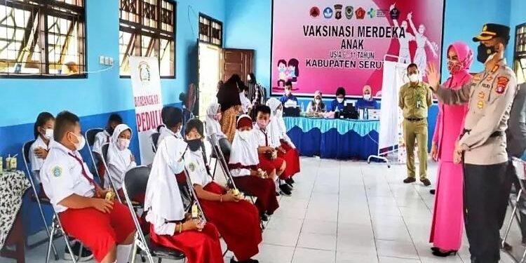 FOTO: IST/MATA KALTENG: Suasana pada saat pelaksanaan vaksinasi untuk anak di salah satu sekolah dalam kota Kuala Pembuang baru-baru ini.