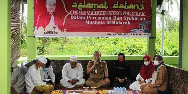 FOTO: PROKOM SERUYAN/MATA KALTENG: Bupati Seruyan, Yulhaidir (tengah) saat menghadiri syukuran sekaligus peresmian Mushola Al Hidayah di Kuala Pembuang, Selasa 18 Januari 2022.