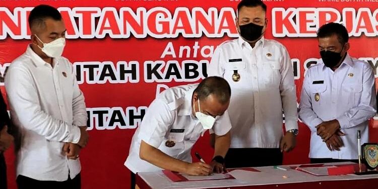 FOTO: IST/MATA KALTENG: Bupati Seruyan, Yulhaidir (dua dari kiri) saat menandatangani perjanjian kerja sama kesehatan dengan Pemkab Melawi di pendopo rujab Bupati Seruyan, Rabu 19 Januari 2022.