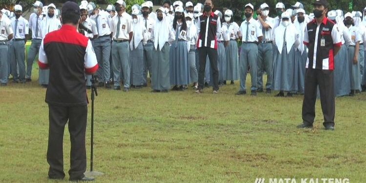 FOTO : IST/MATA KALTENG - Suasana upacara bendera di SMAN 4 Sampit.