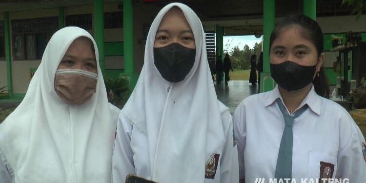 Siswi di salah satu SMAN di Kota Sampit, Kotim, Siti Brenda Putri (tengah).