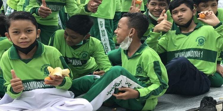 FOTO:  DIAN TARESA/MATA KALTENG - Siswa SMP Muhammadiyah Sampit saat makan buah bersama dalam rangka memperingati Hari Gizi Nasional, Jumat 11 Februari 2022.
