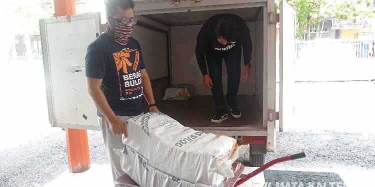 FOTO : DOK/MATAKALTENG - Petugas Bulog Sampit saat mengangkut stok pangan untuk dibawa ke gudang Bulog. 
