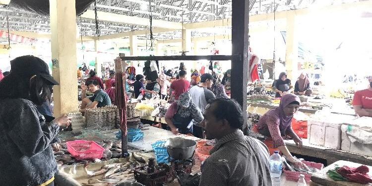 FOTO: DIAN TARESA/MATA KALTENG - Suasana di salah satu pasar tradisional di Sampit.