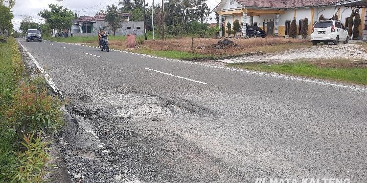 FOTO : SID/MATA KALTENG - Sejumlah titik jalan dalam kota rusak dan berlubang. Salah satunya tepat depan SPBU Kuala Kurun, di Jalan Diponegoro. 