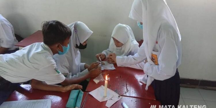 FOTO : Ilustrasi PTM di sekolah, siswa sedang melakukan percobaan sains. 