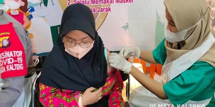 FOTO: IST/MATAKALTENG - Pemberian vaksinasi bagi anak usia 6-11 tahun yang diselenggarakan oleh Dinas Kesehatan dan Polres Murung Raya, baru-baru tadi.