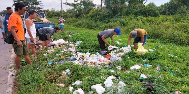 FOTO : DOK/MATAKALTENG - Warga RT 41 saat membersihkan sampah yang dibuang warga sembarangan. 