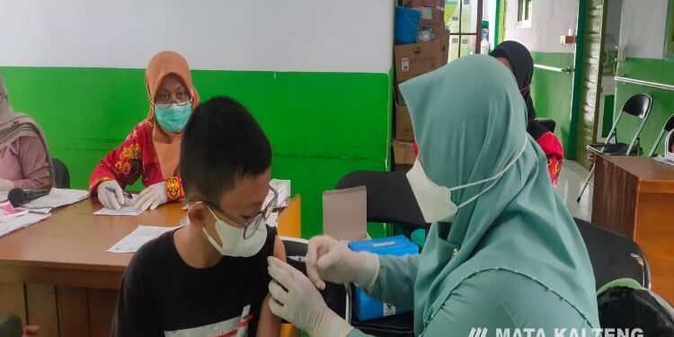 FOTO : DEVIANA/MATAKALTENG - Vaksinasi anak yang digelar oleh Puskesmas Baamang II Sampit, Kamis 10 Februari 2022.