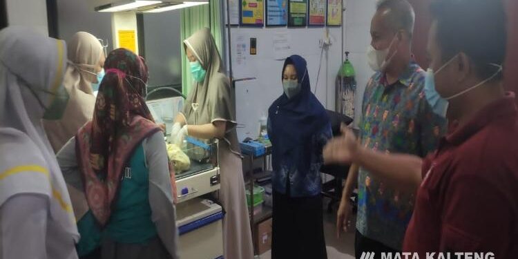 FOTO : IST/MATAKALTENG - Sejumlah tim medis saat melakukan perawatan bayi perempuan yang ditemukan di Jalan Suhda. 