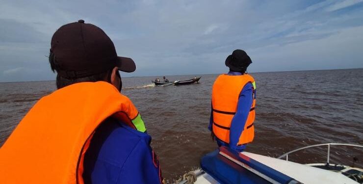 FOTO : IST/MATAKALTENG -  Jajaran Satpolairud Polres Katingan dibantu warga melakukan pencarian korban di DAS Katingan menggunakan Speed Boat.