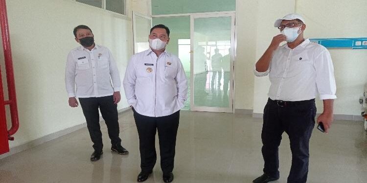 FOTO : DOK/MATAKALTENG - Bupati Kotim Halikinnor didampingi Sekda Kotim Fajrurrahman dan Plt Direktur RSUD dr Murjani Sampit saat meninjau rumah sakit. 
